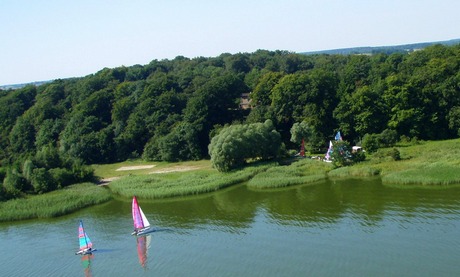 Die Segelschule liegt unterhalb des Wassersport-Camps am Bauerberg mit Blick auf Usedom