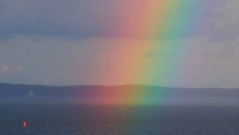 Regenbogen über dem Peenestrom und Achterwasser mit Usedom im Hintergrund